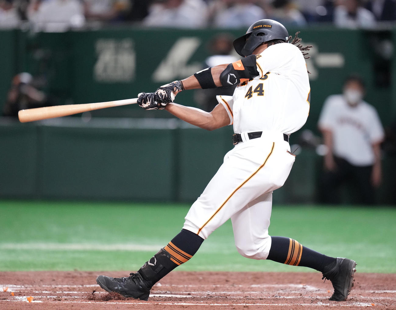巨人対ソフトバンク　3回裏巨人無死、左中間にソロ本塁打を放つウォーカー（撮影・鈴木みどり）