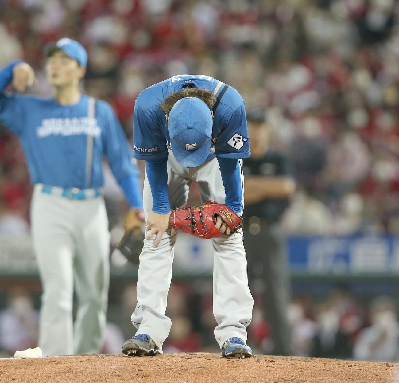 広島対日本ハム　5回途中降板の伊藤大海はマウンドで肩を落とす（撮影・黒川智章）