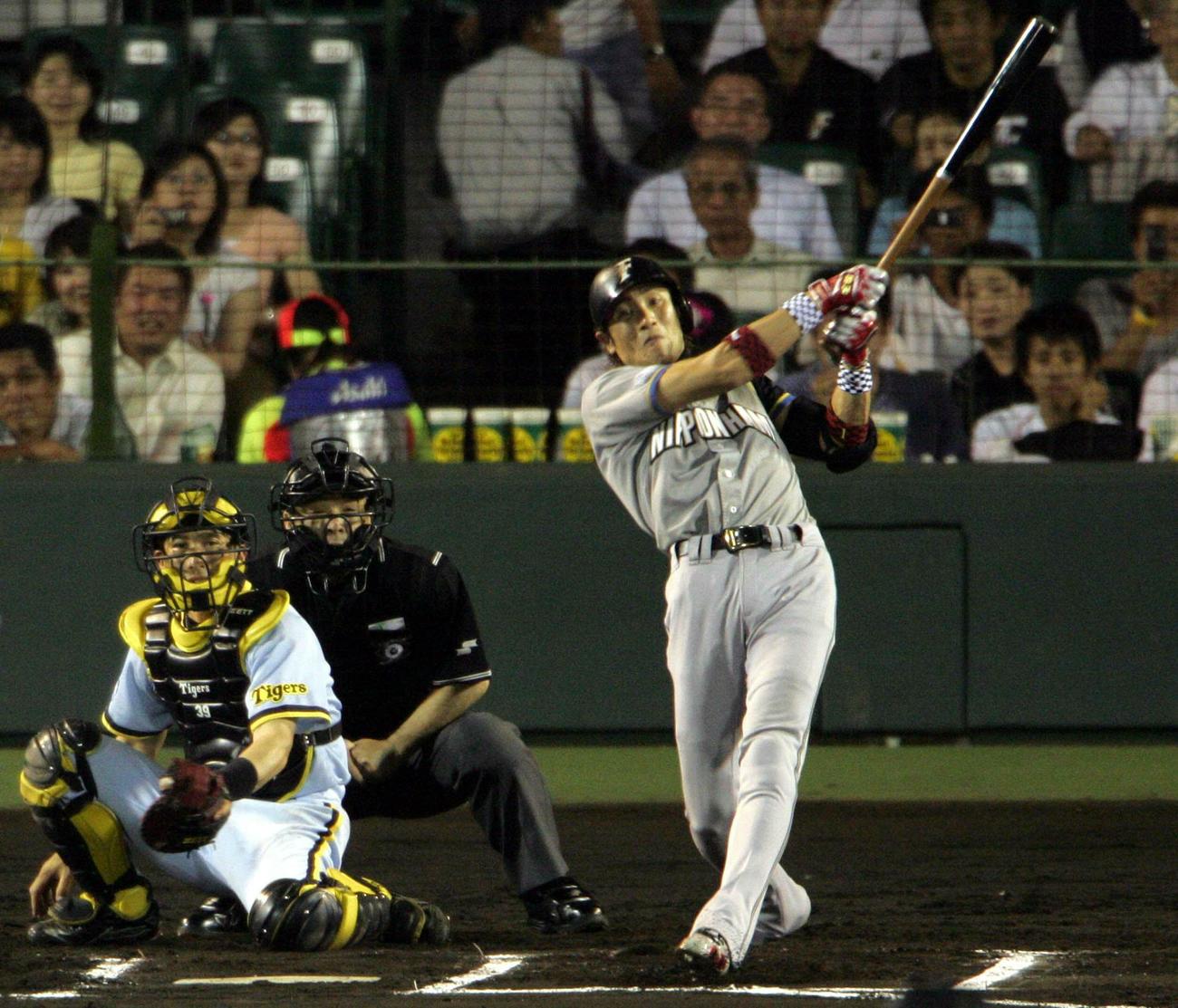 日本ハム新庄剛志、阪神矢野輝弘（2006年6月19日撮影）