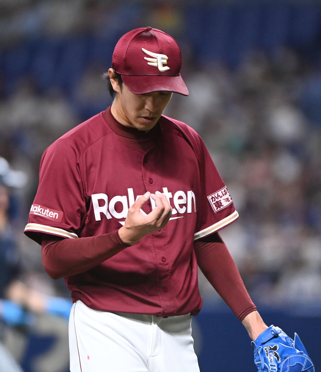 中日対楽天　3回終了、出血した右手親指を気にしながらベンチへ戻る岸（撮影・森本幸一）