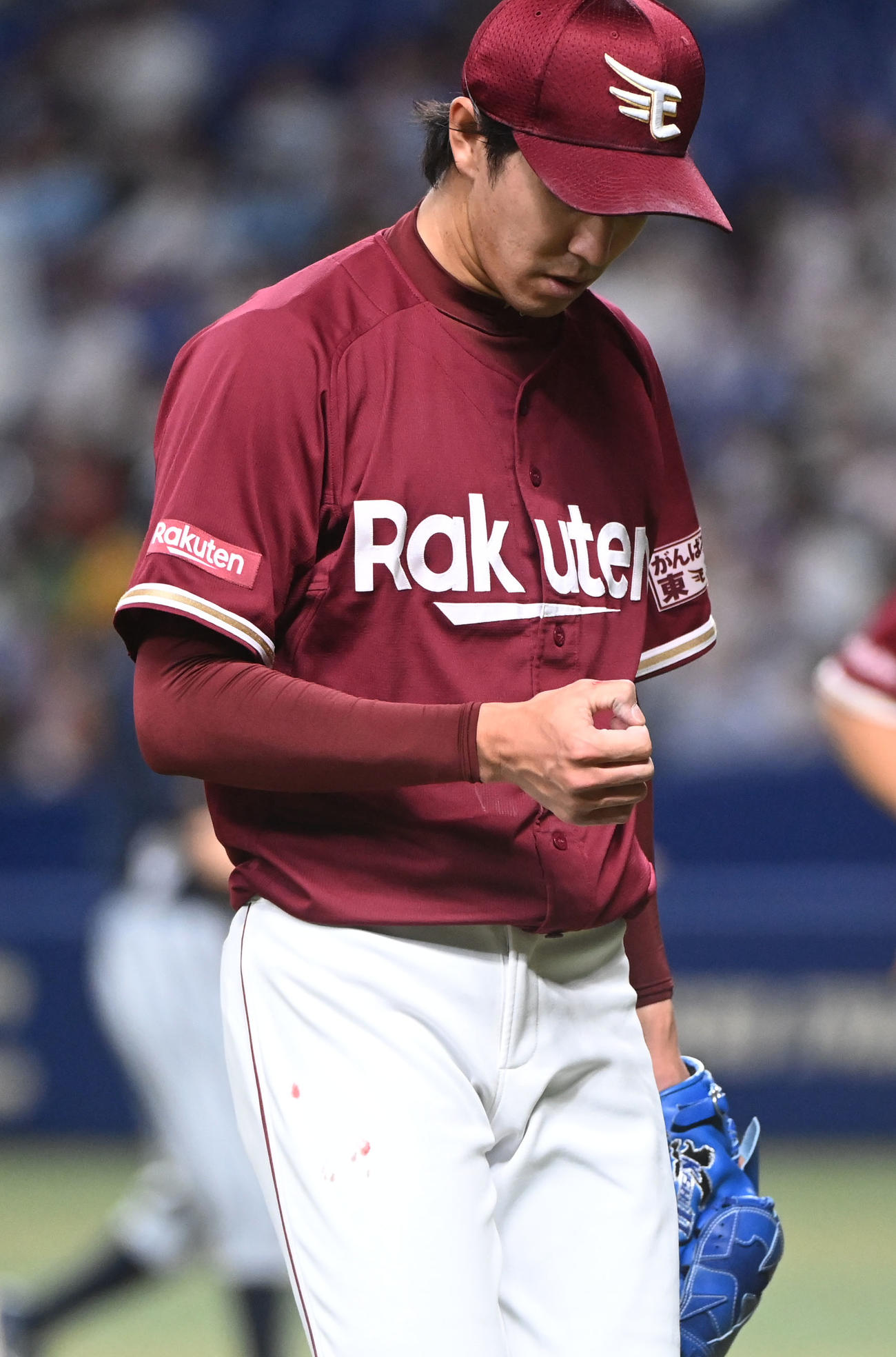 中日対楽天　3回終了、ユニホームに血をつけ出血した右手親指を気にしながらベンチへ戻る岸（撮影・森本幸一）
