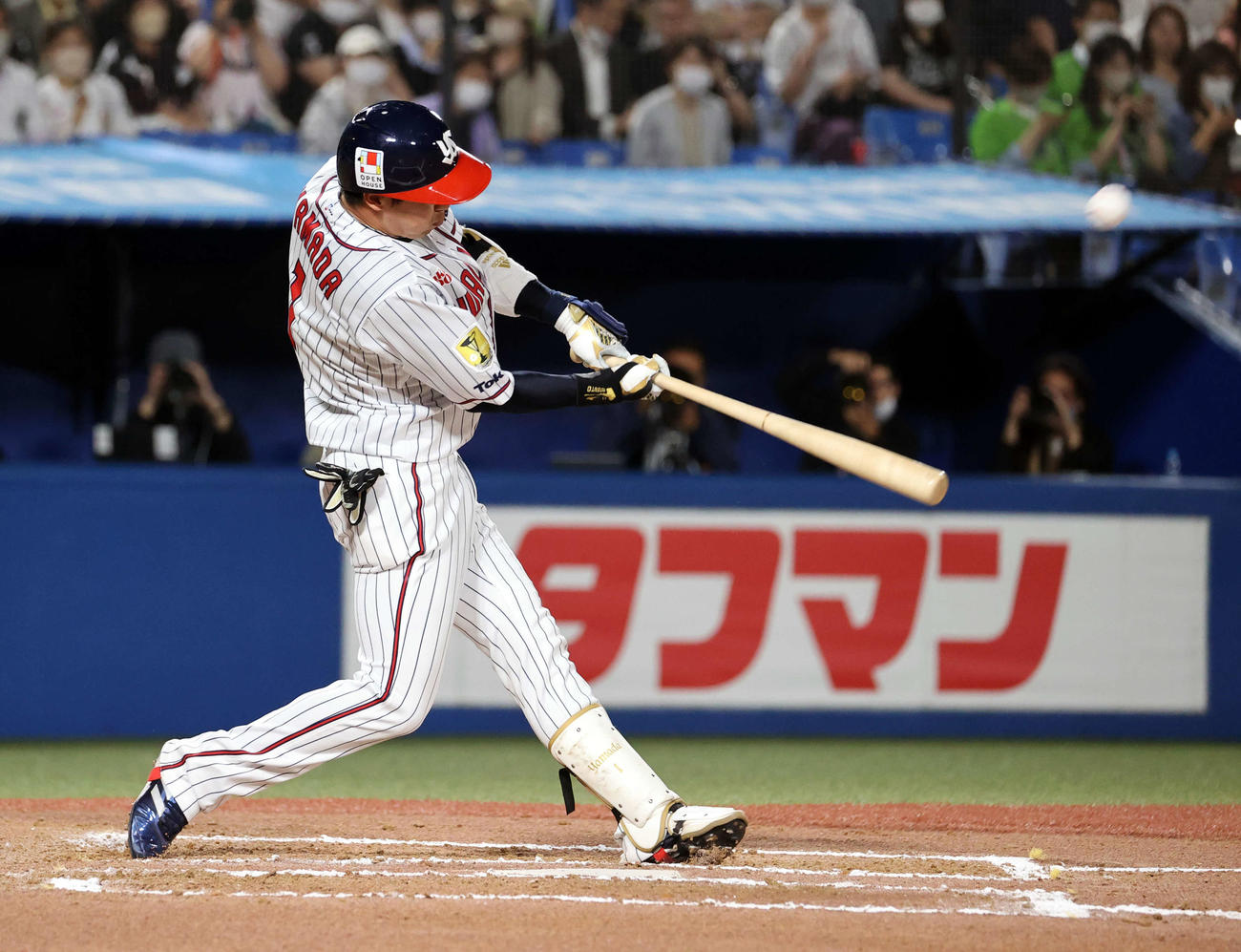 ヤクルト対ロッテ　6回裏ヤクルト無死、山田は左越えソロ本塁打を放つ（撮影・浅見桂子）