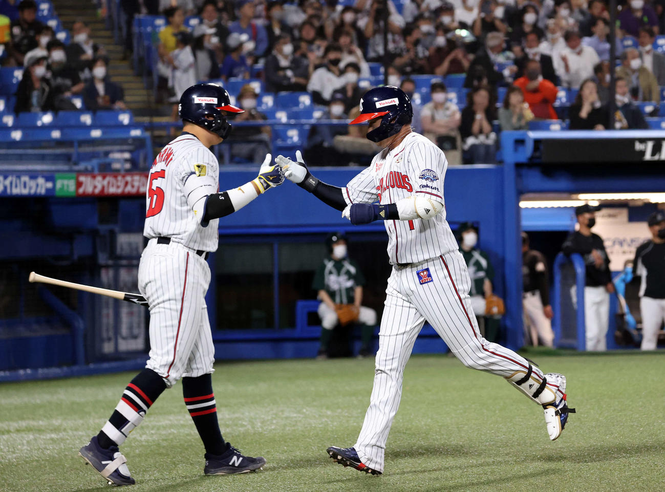 ヤクルト対ロッテ　6回裏ヤクルト無死、山田（右）は左越えソロ本塁打を放ち、生還して村上とハイタッチ（撮影・浅見桂子）