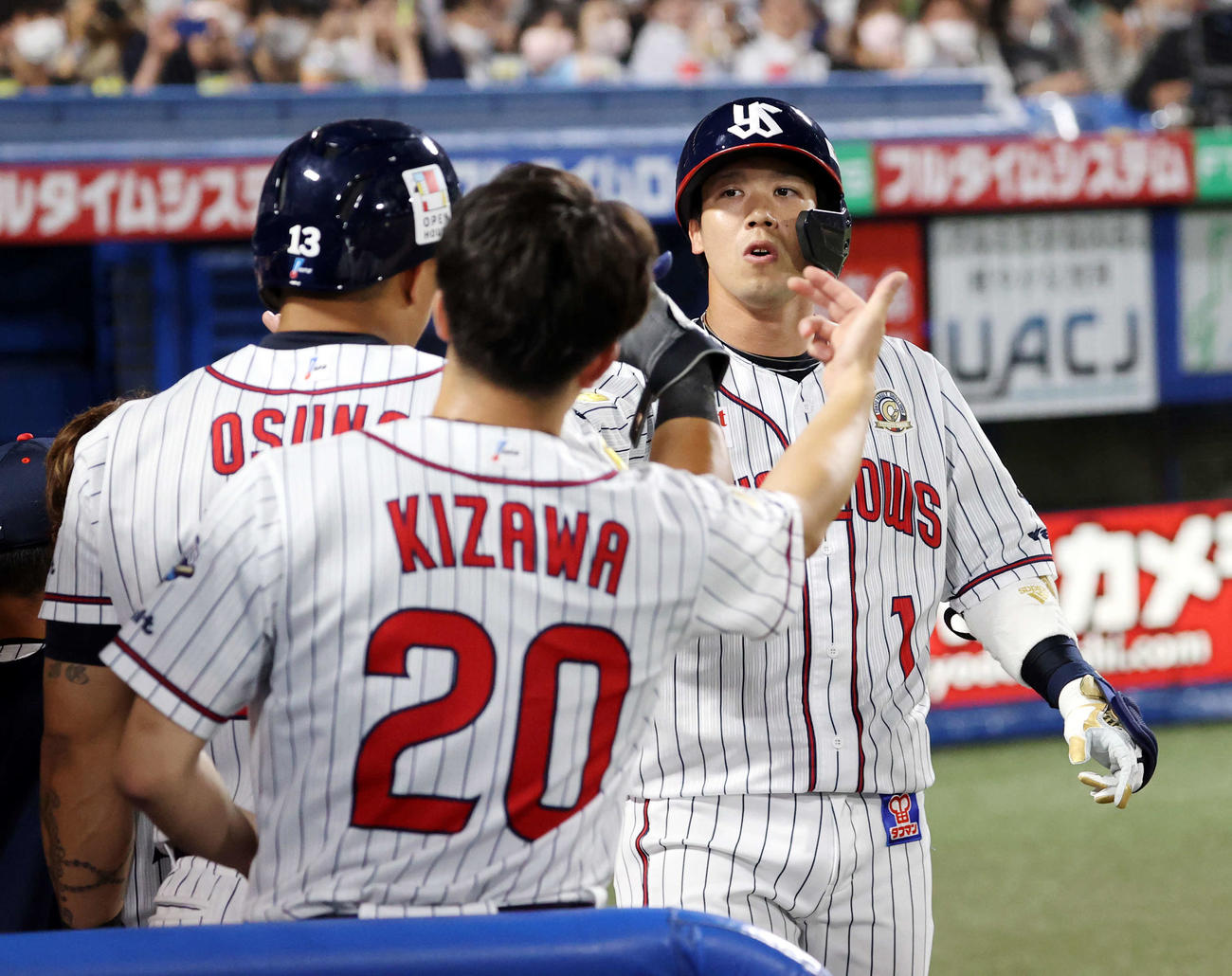 ヤクルト対ロッテ　6回裏ヤクルト無死、山田は左越えソロ本塁打を放ちナインとハイタッチ（撮影・浅見桂子）