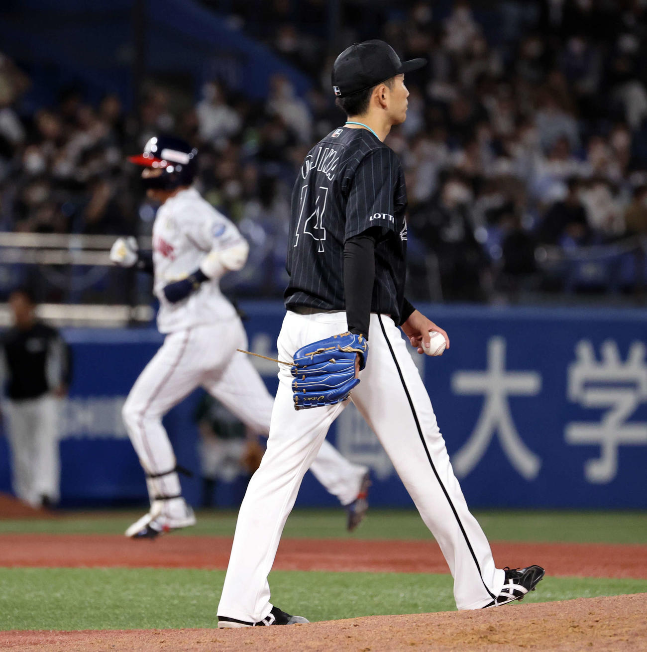 ヤクルト対ロッテ　6回裏ヤクルト無死、山田（奥）に左越えソロ本塁打を許した小島（撮影・浅見桂子）