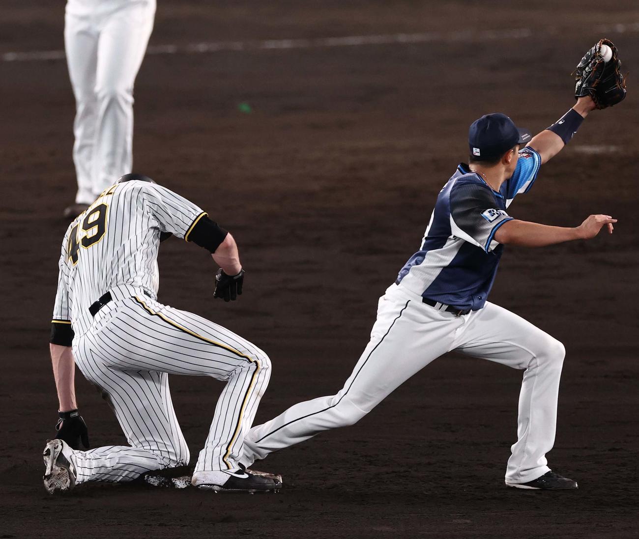 阪神対西武　6回裏阪神1死、島田の安打性の当たりも二塁で封殺されるガンケルは封殺される（撮影・上田博志）