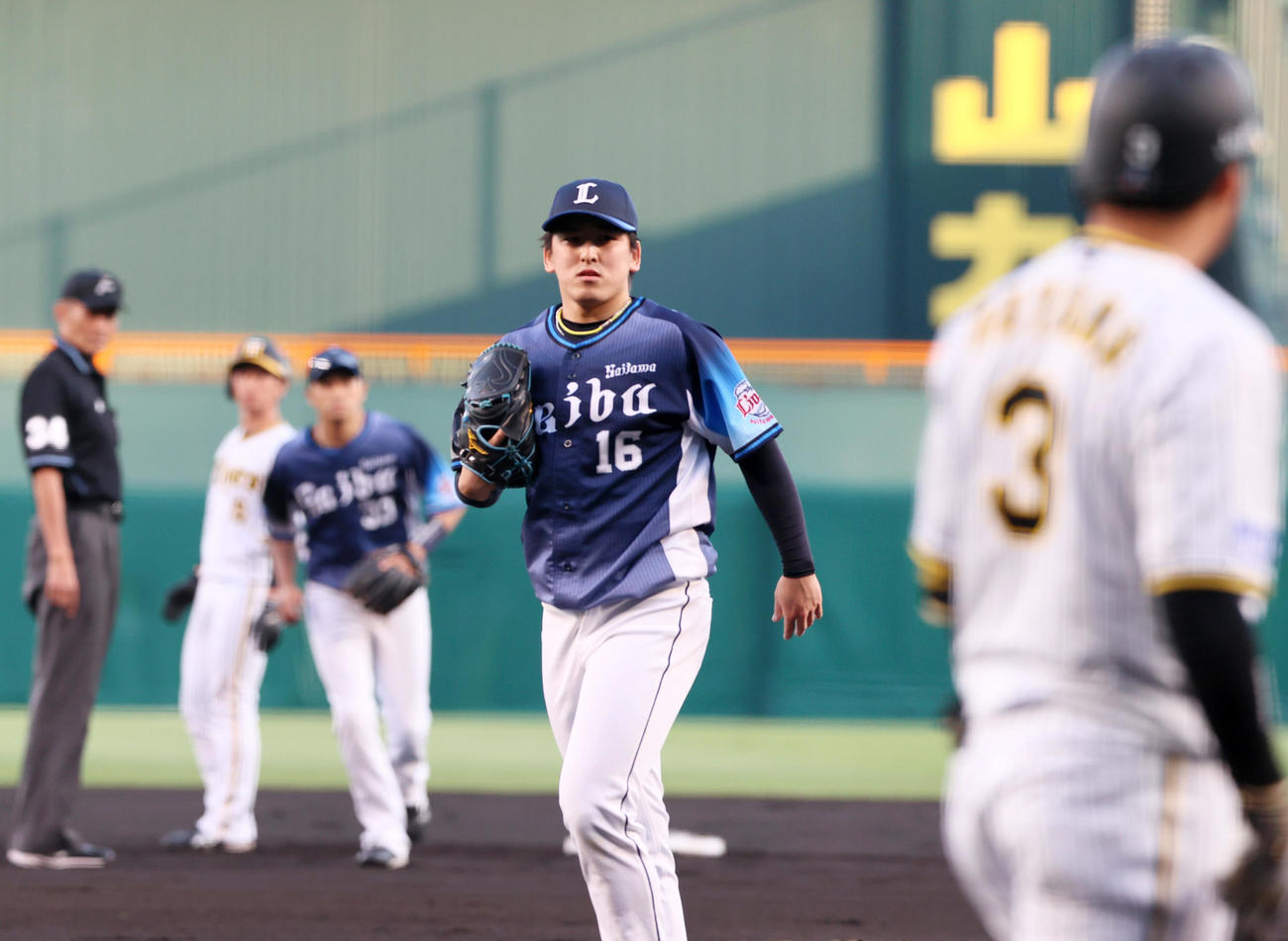 阪神対西武　1回裏阪神2死一、三塁、隅田（中央）は大山を見逃し三振に仕留める（撮影・上山淳一）