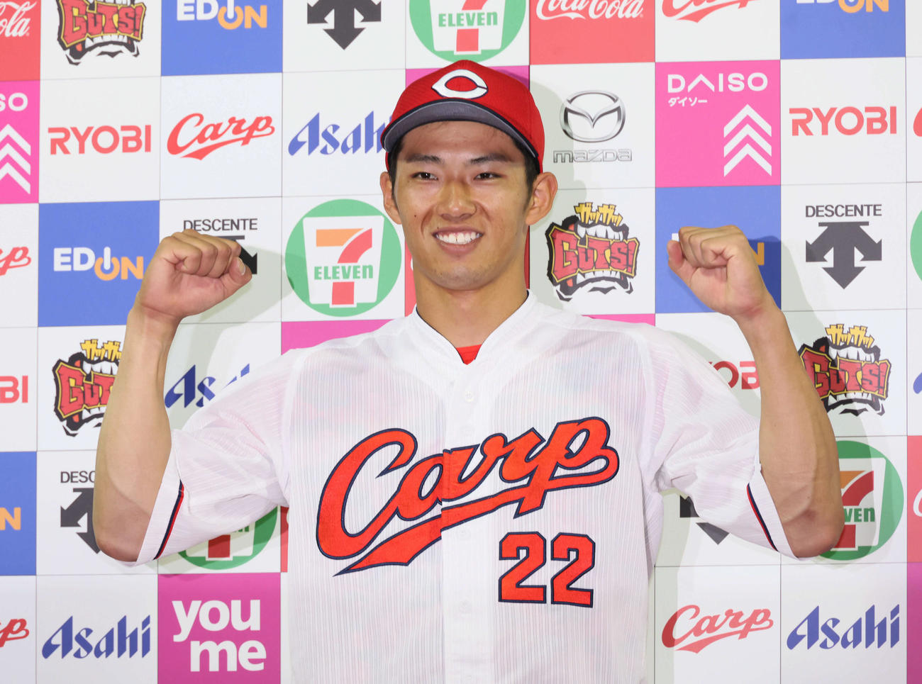 広島対日本ハム　お立ち台で笑顔をみせる中村奨（撮影・加藤孝規）
