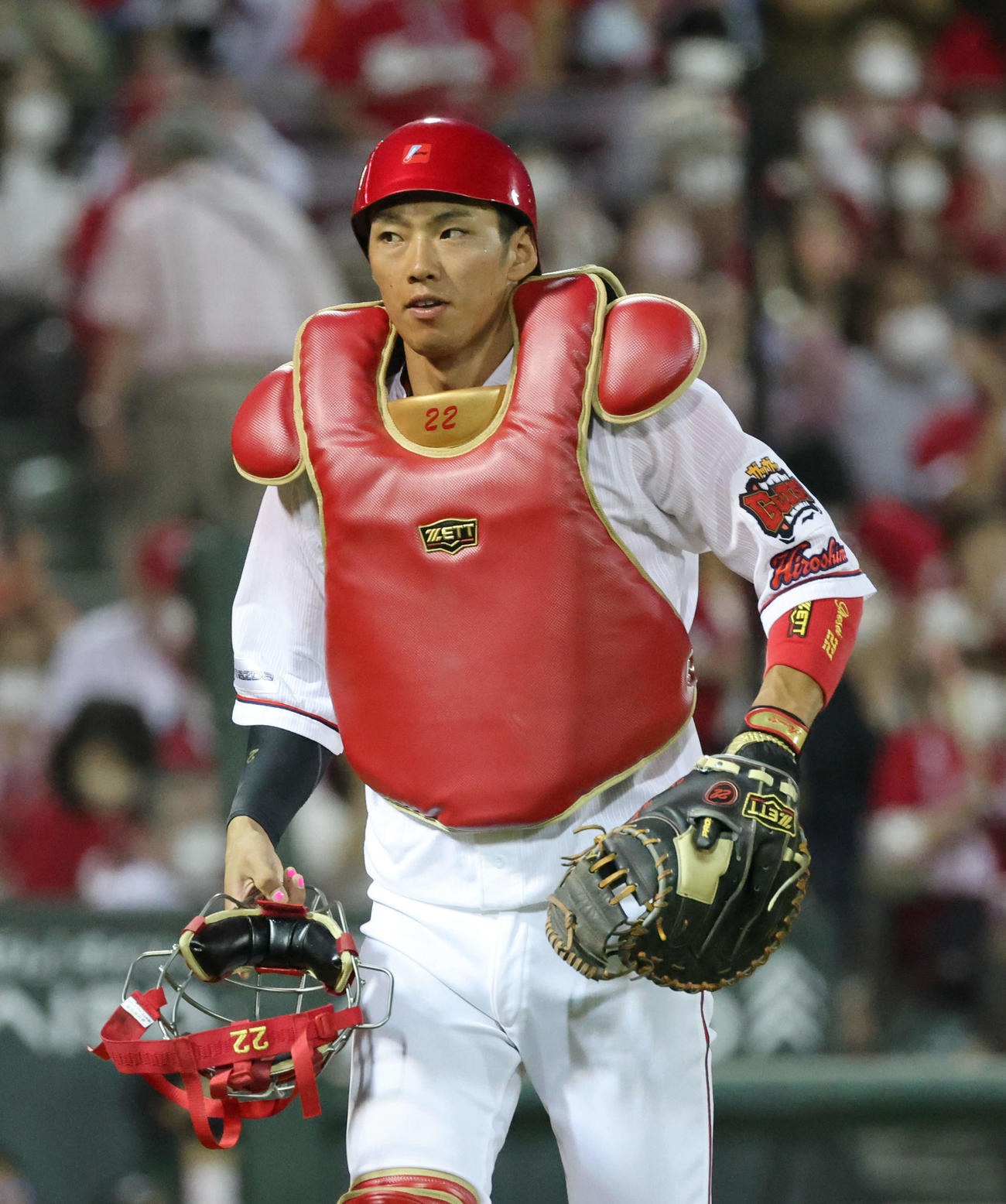 広島対日本ハム　5回表日本ハム、守備を終えベンチに戻る中村奨（撮影・加藤孝規）