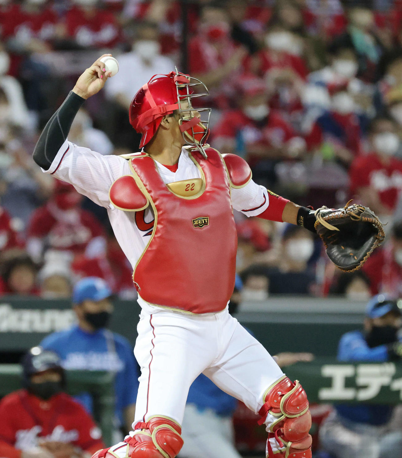 交流戦広島対日本ハム　5回表日本ハム、送球する中村奨（撮影・加藤孝規）