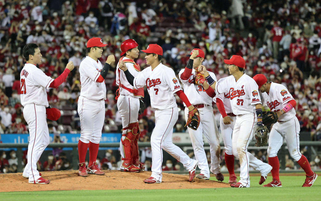 交流戦広島対日本ハム　快勝した広島ナイン（撮影・加藤孝規）