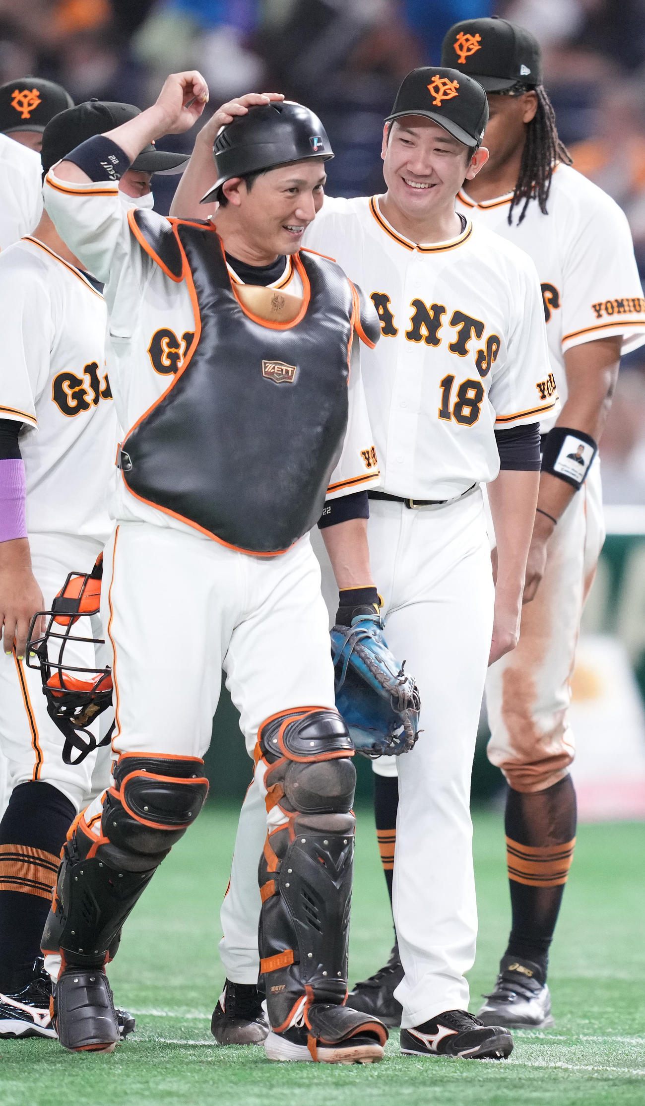 巨人対ソフトバンク　今季6勝目の巨人菅野（右から2人目）は小林（同3人目）の頭を優しくなでる（撮影・鈴木みどり）