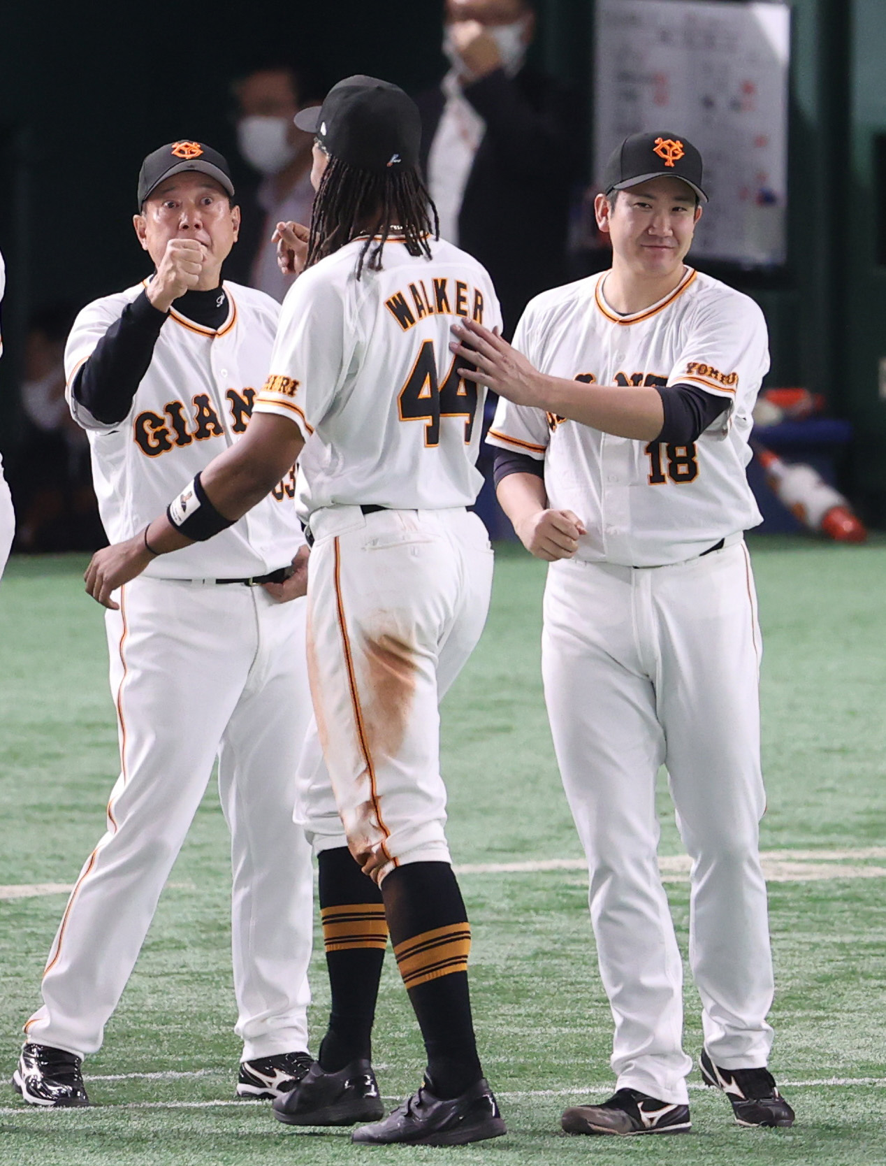 巨人対ソフトバンク　試合後、ウォーカー（手前）を迎える原監督（左）と菅野（撮影・狩俣裕三）