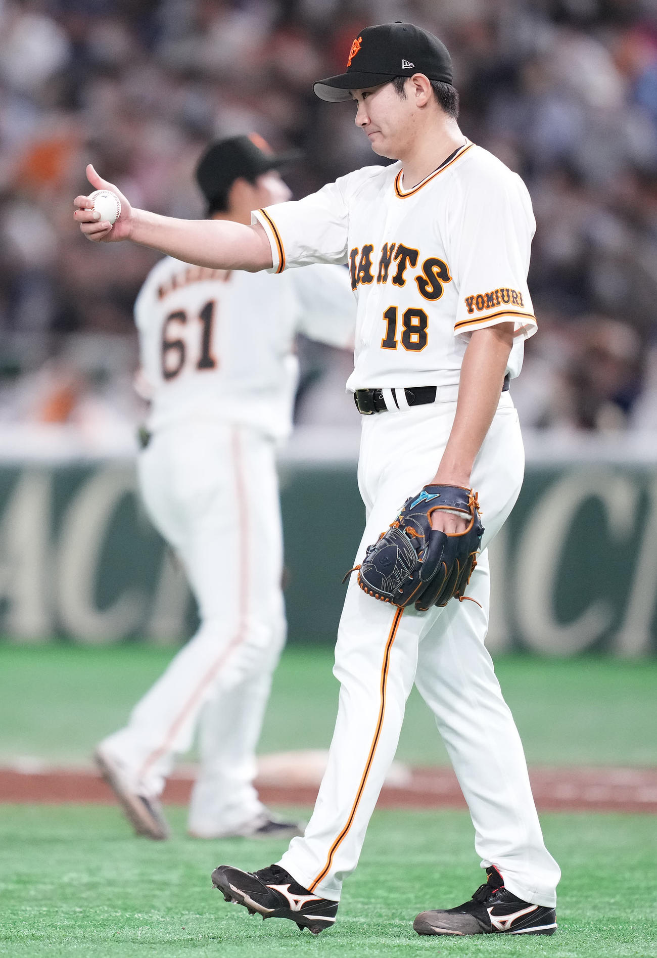 巨人対ソフトバンク　7回表ソフトバンク1死一塁、今宮を遊ゴロに仕留め、サムズアップポーズを取る菅野（撮影・鈴木みどり）