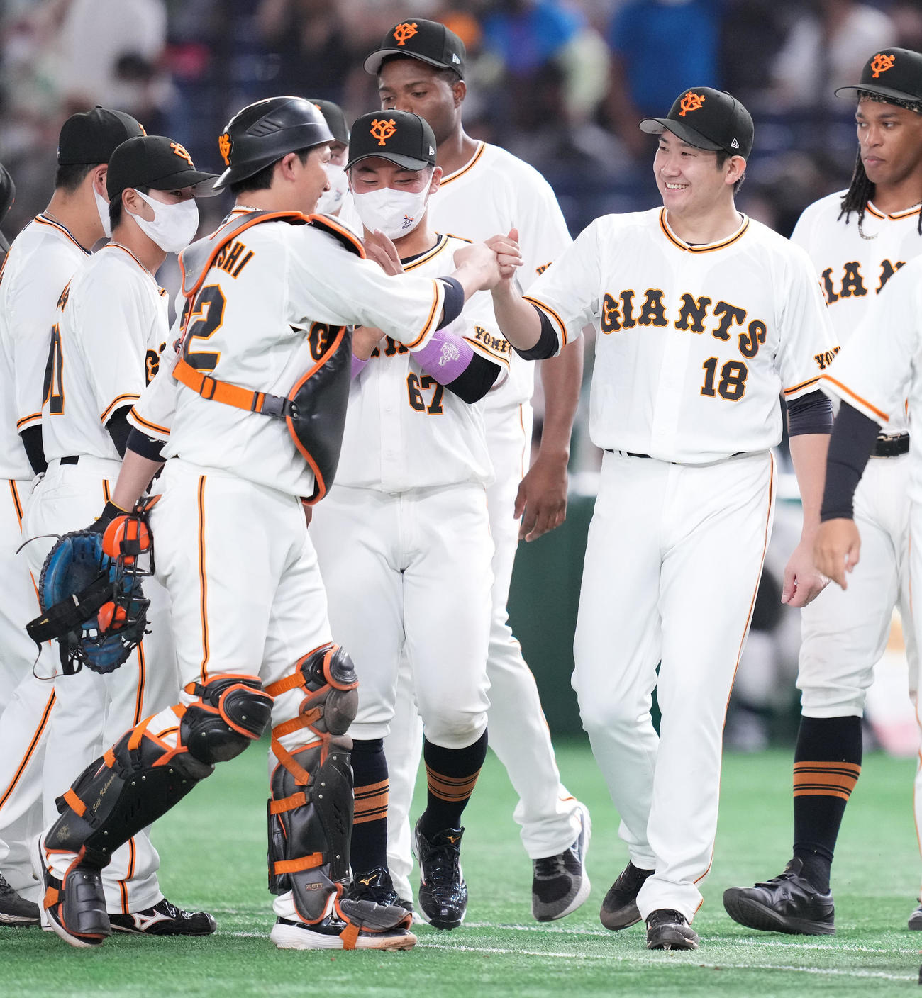 巨人対ソフトバンク　今季6勝目の巨人菅野（右から2人目）は捕手小林（左手前）と笑顔でグータッチ（撮影・鈴木みどり）