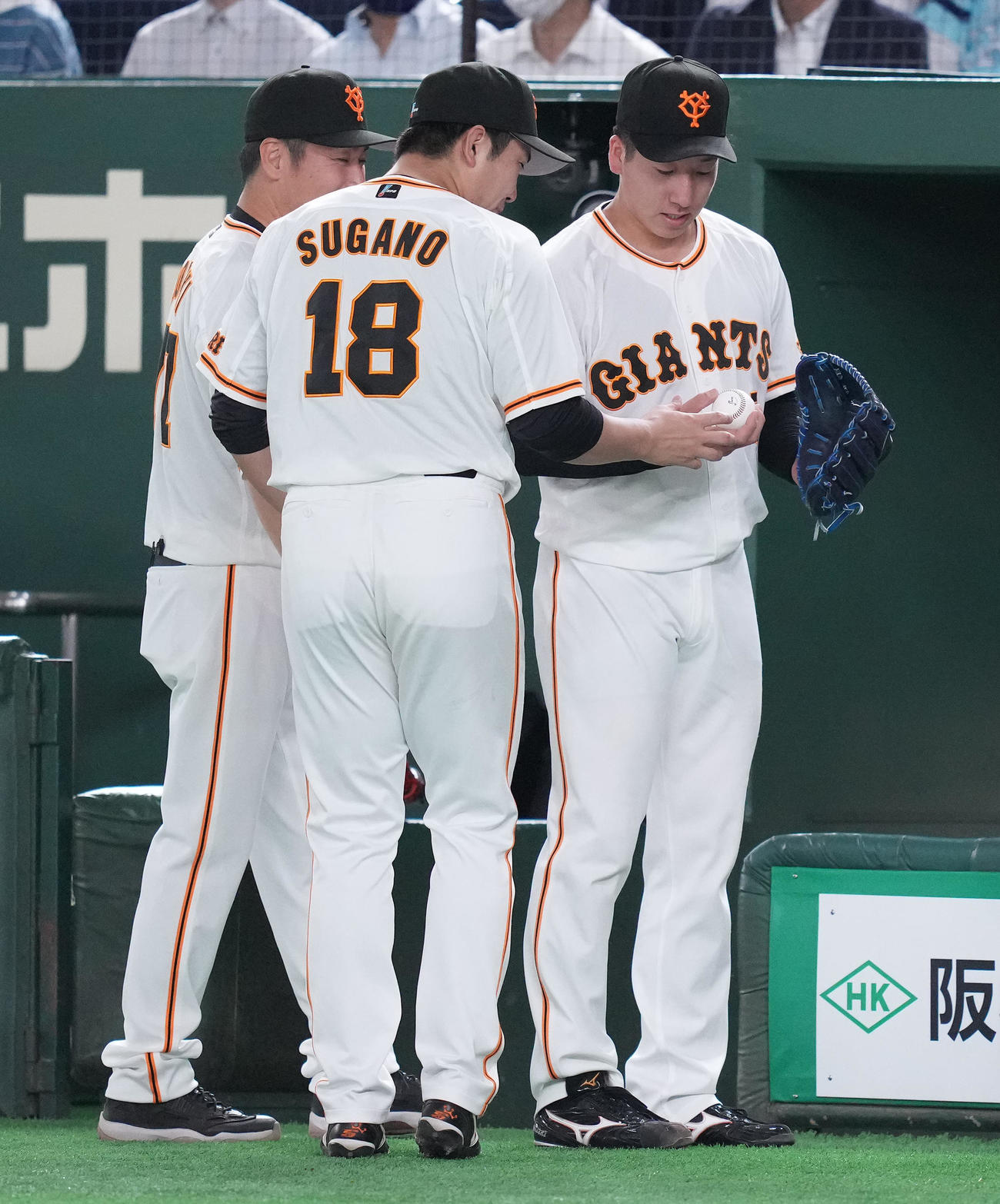 巨人対ソフトバンク　今季6勝目の巨人菅野（中央）は大勢（右）からウイニングボールをもらう（撮影・鈴木みどり）