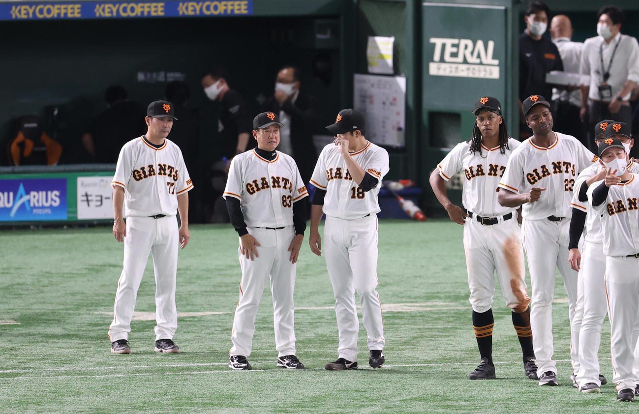 巨人対ソフトバンク　試合後、話をする原監督（中央左）と菅野（撮影・狩俣裕三）
