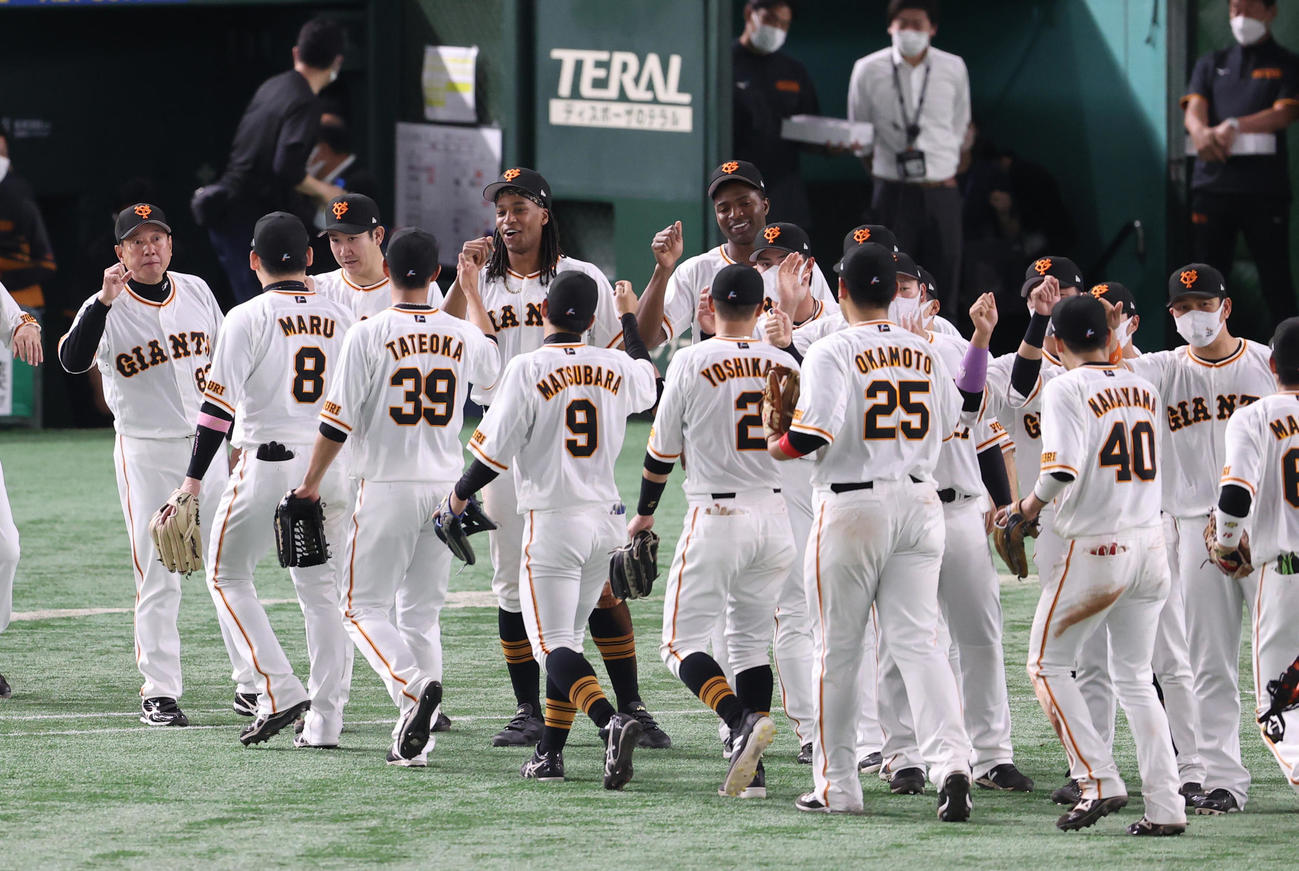 巨人対ソフトバンク　試合後、丸佳浩（左から2人目）らを迎える原監督（左端）と菅野（撮影・狩俣裕三）