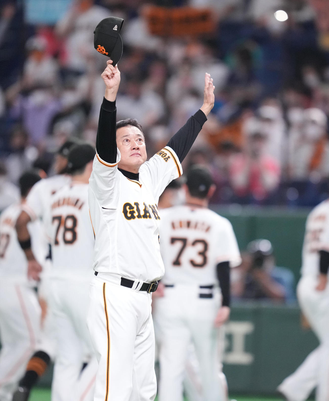巨人対ソフトバンク　ソフトバンクに勝利しファンの声援に応える巨人原監督（撮影・鈴木みどり）