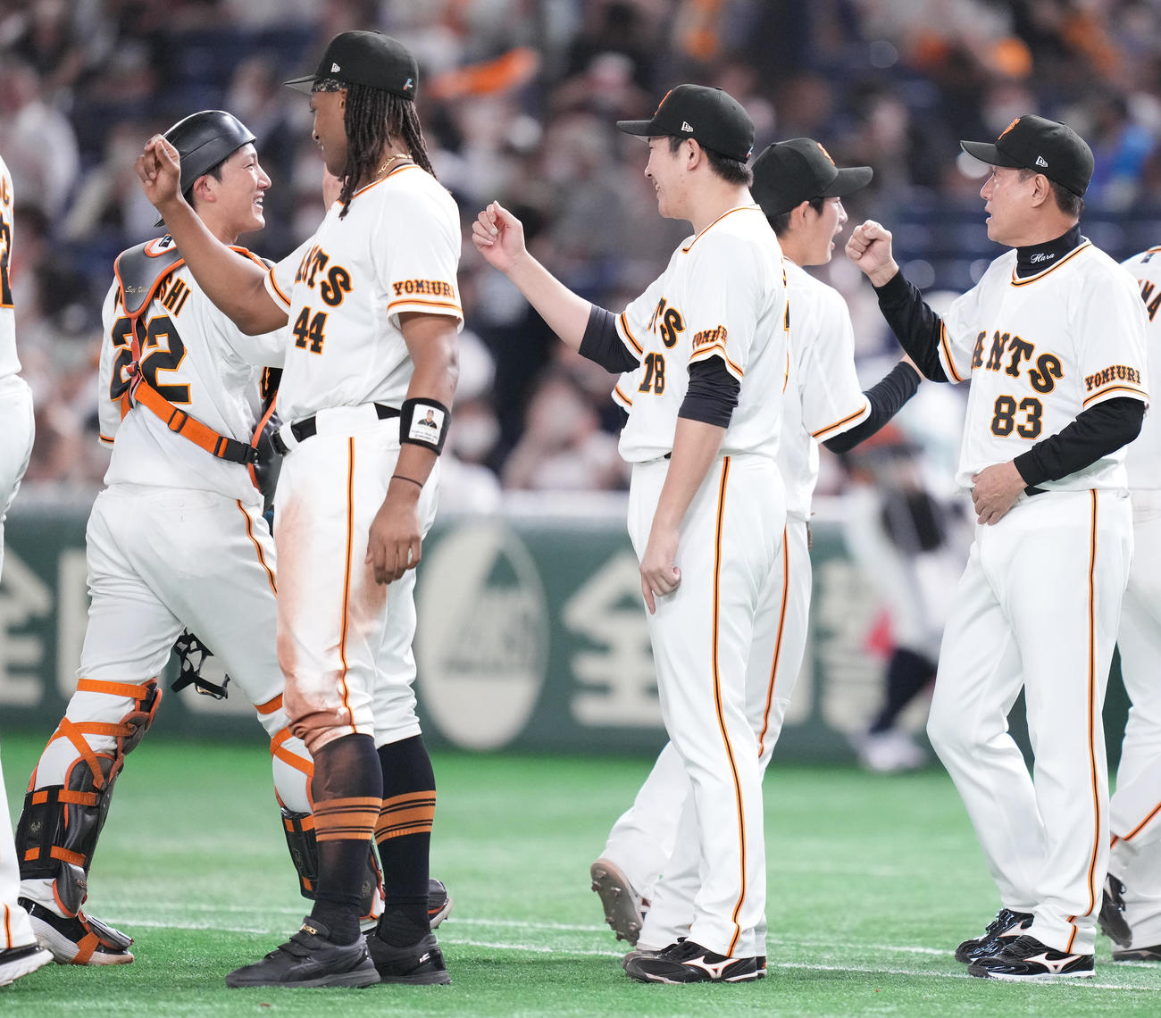 巨人対ソフトバンク　今季6勝目の巨人菅野（中央）は小林（左）らナインを迎える。右は原監督（撮影・鈴木みどり）