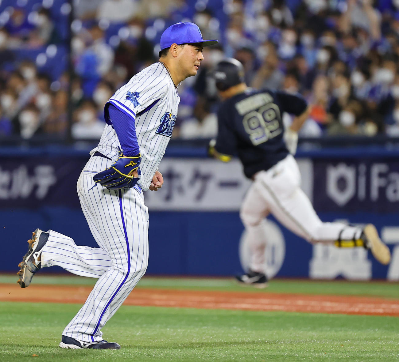 DeNA対オリックス　6回表オリックス無死一、二塁、杉本（右）に適時二塁打を許す浜口（撮影・垰建太）