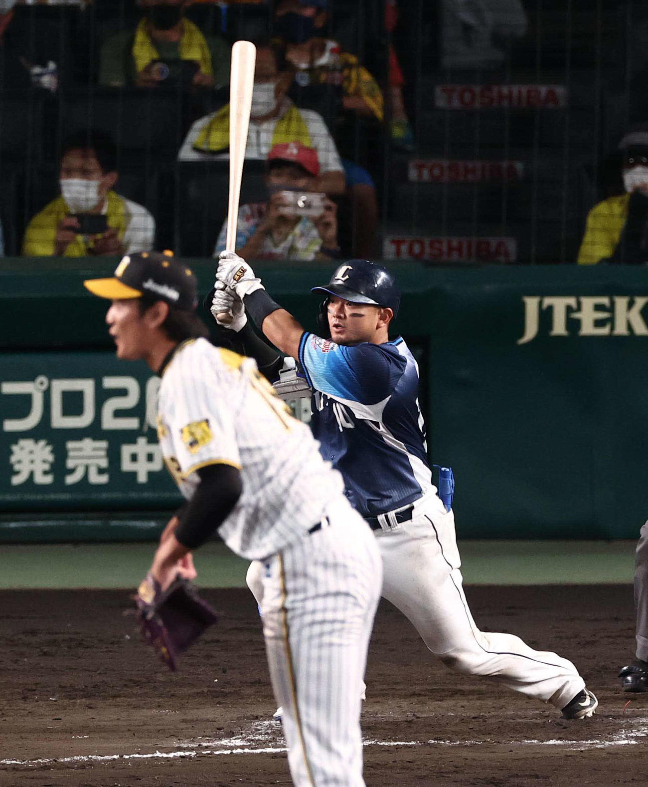 阪神対西武　8回表西武2死、藤浪晋太郎から右翼線二塁打を放つ森（撮影・上田博志）