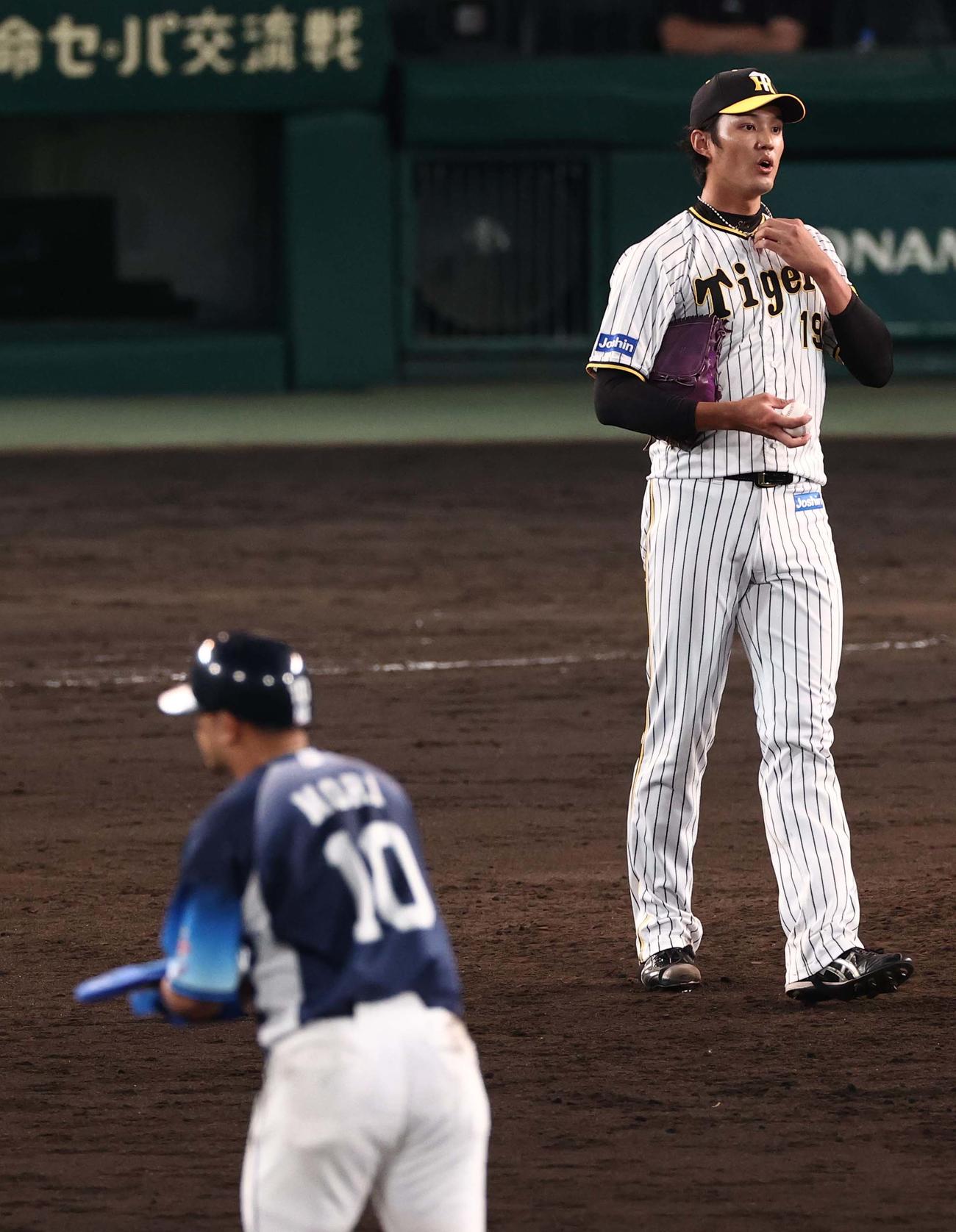 阪神対西武　8回表西武2死、藤浪（右）は森に右翼線二塁打を浴びる（撮影・上田博志）