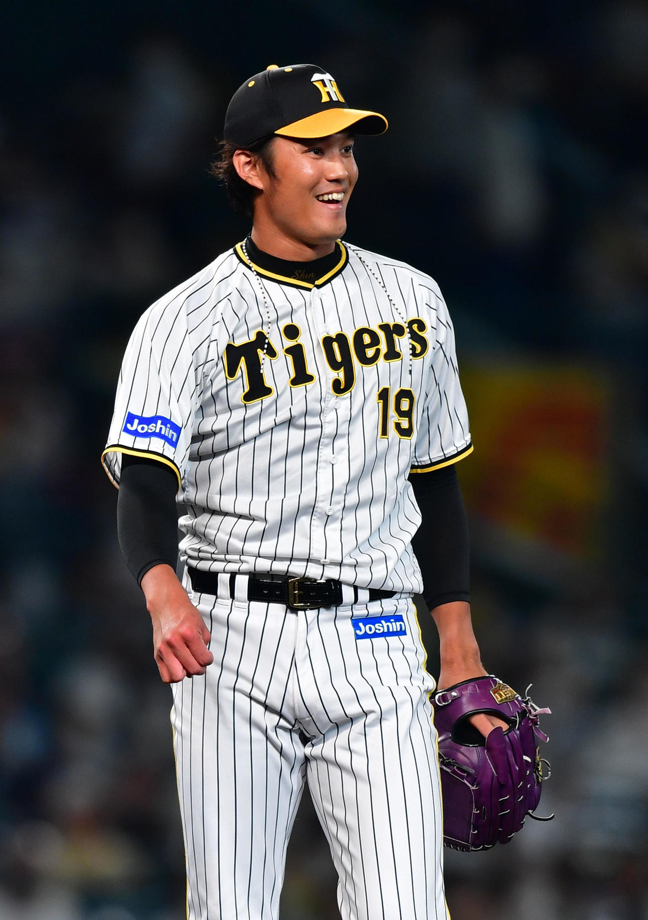 阪神対西武　8回表西武2死、森に右二塁打を打たれ苦笑いの藤浪（撮影・前岡正明）