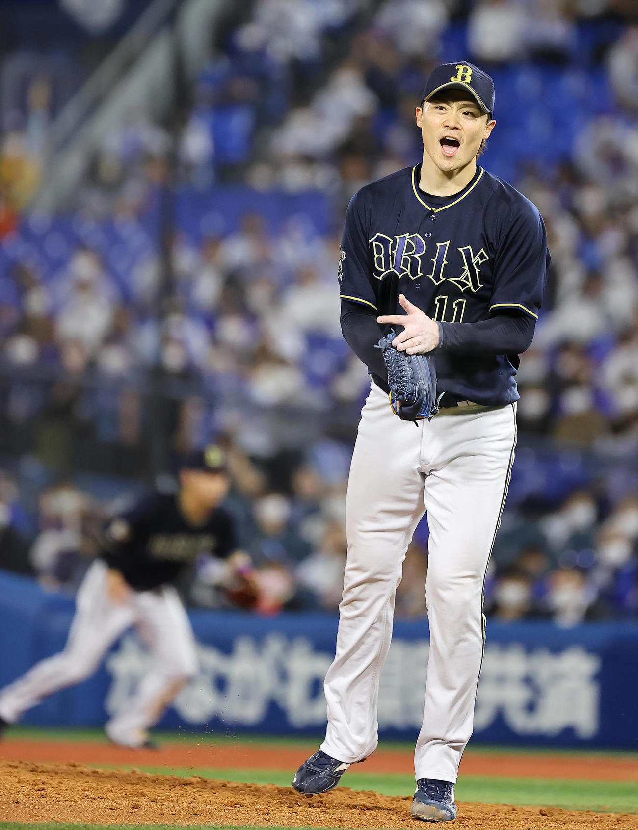 DeNA対オリックス　7回裏DeNA2死、嶺井を三振に仕留め雄たけびを上げながらグラブをたたく山崎福（撮影・垰建太）