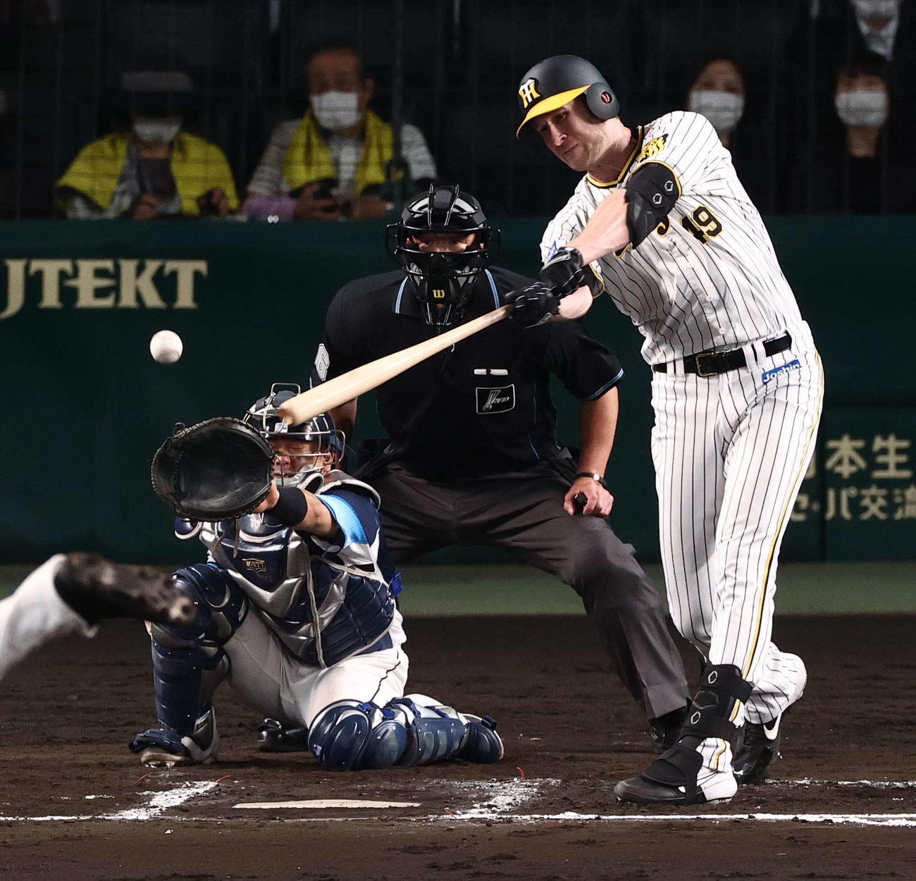 阪神対西武　6回裏阪神1死、中前打を放つガンケル（撮影・上田博志）