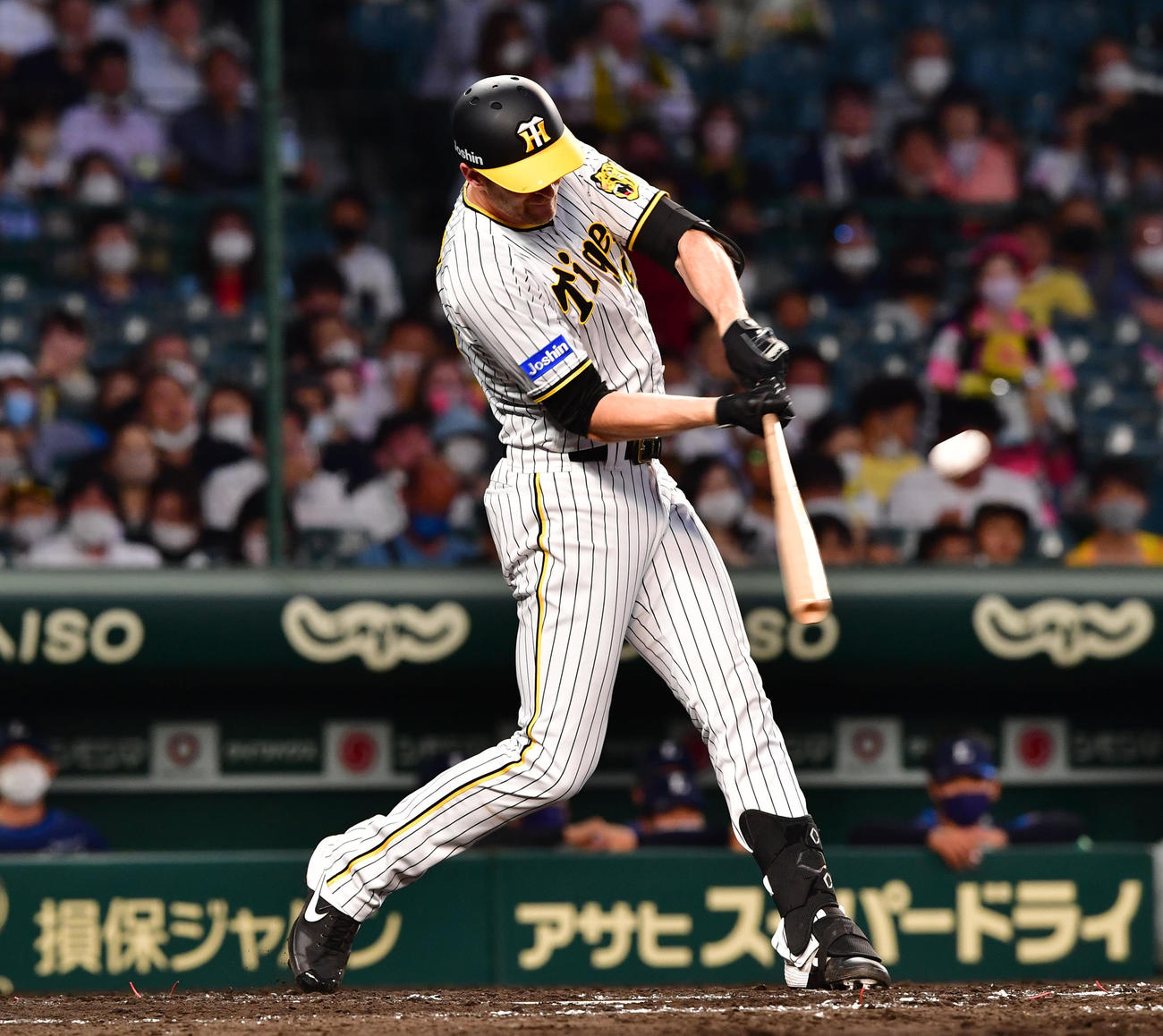 阪神対西武　4回裏阪神2死二塁、ガンケルは先制の中越え適時二塁打を放つ（撮影・前岡正明）