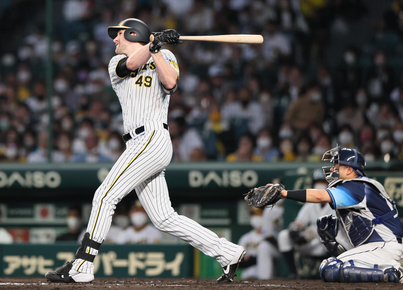 阪神対西武　4回裏阪神2死二塁、ガンケルは先制の中越適時二塁打を放つ（撮影・上山淳一）