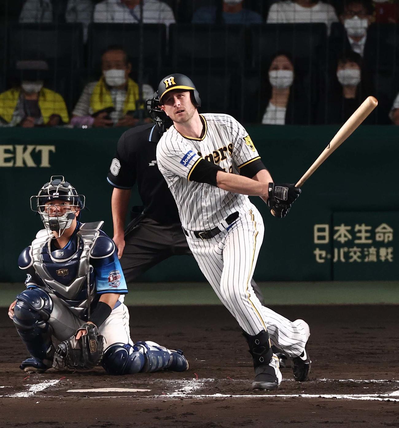 阪神対西武　6回裏阪神1死、ガンケルは中前打を放つ（撮影・上田博志）