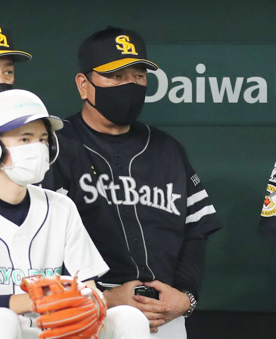 巨人対ソフトバンク　9回表、浮かない表情で戦況を見守る藤本監督（撮影・河田真司）