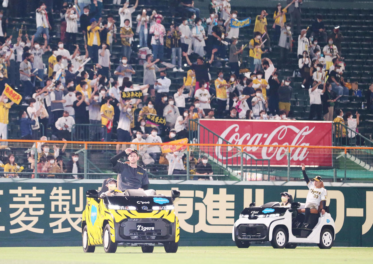 阪神対西武　ヒーローの阪神ガンケル（左）と糸原はリリーフカーで場内一周し、ファンの声援に応える（撮影・上山淳一）