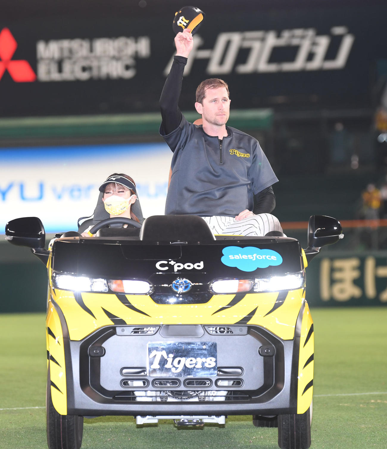 阪神対西武　ファンの拍手に応えるガンケル（撮影・前岡正明）