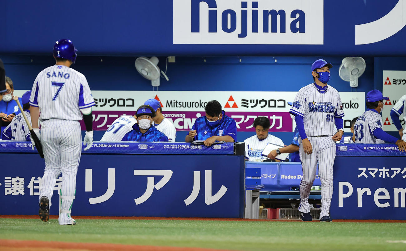 DeNA対オリックス　8回裏DeNA2死、佐野（7番）が三振に倒れ渋い表情でベンチを出る三浦監督（撮影・垰建太）