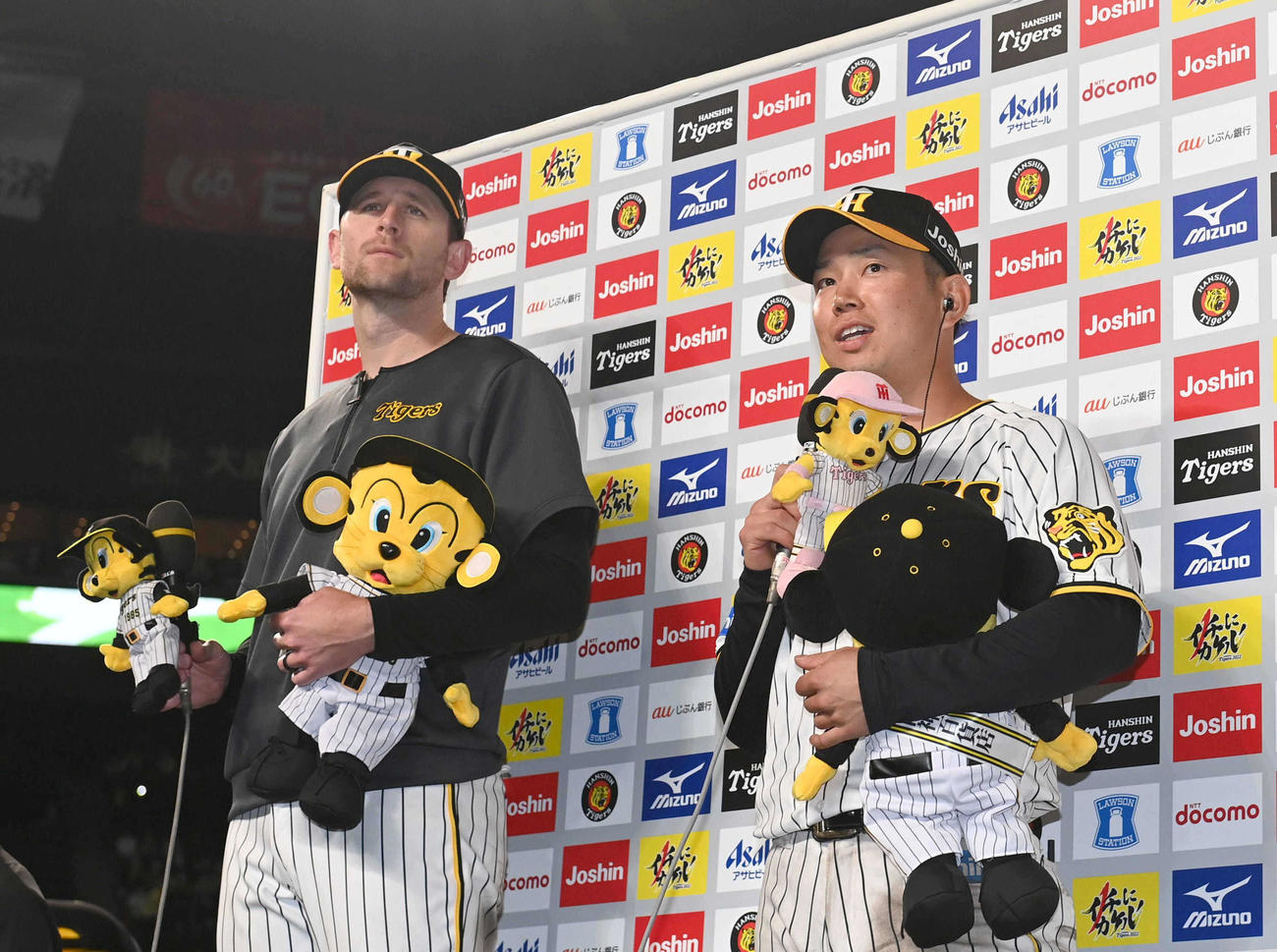 阪神対西武　お立ち台でインタビューに応える阪神ガンケル（左）と糸原（代表撮影）