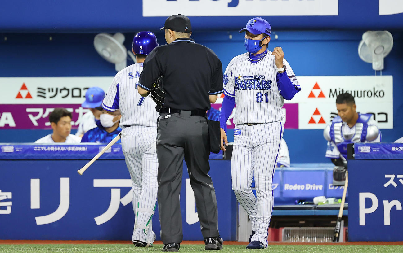 DeNA対オリックス　8回裏DeNA2死、佐野（左）が三振に倒れ交代を告げる三浦監督（撮影・垰建太）