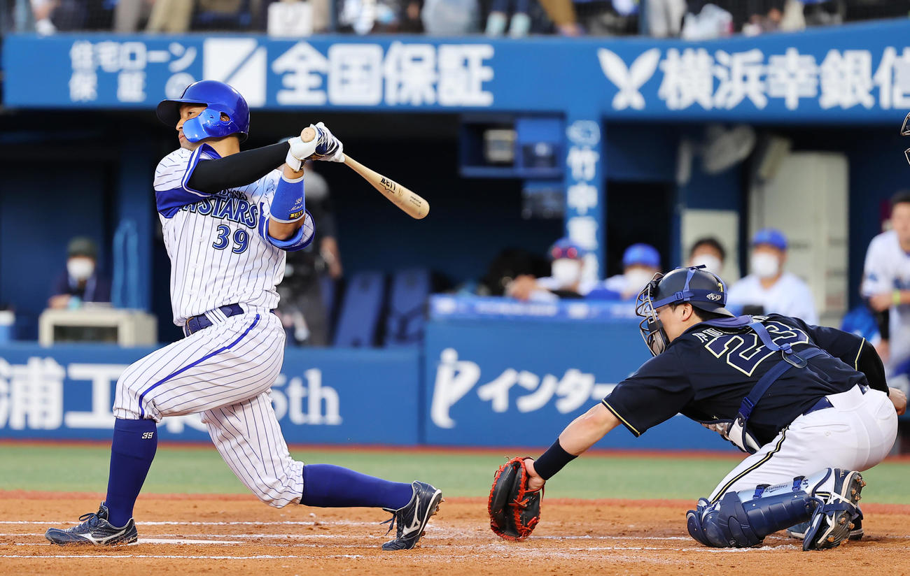 DeNA対オリックス　2回裏DeNA1死一塁、空振り三振に倒れる嶺井。捕手伏見（撮影・垰建太）