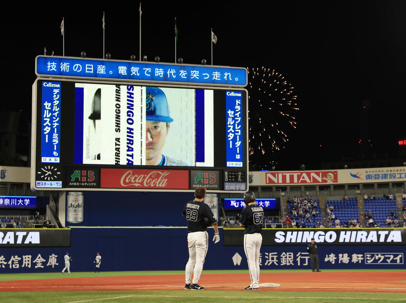 DeNA対オリックス　6回表オリックス無死一、二塁、杉本（左）は適時二塁打を放った後、球場近くで上がる開港記念日の花火を見つめる（撮影・垰建太）