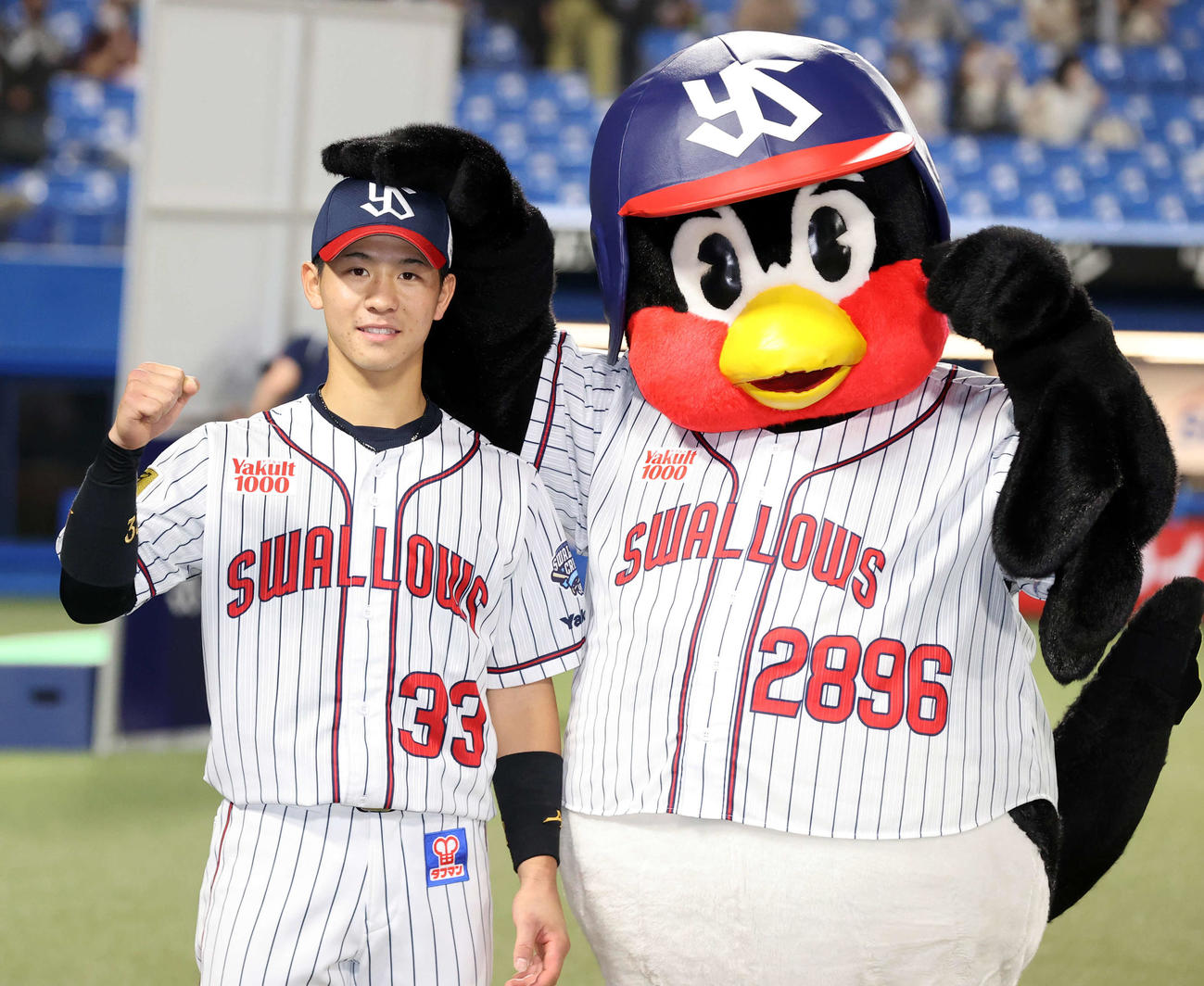 ヤクルト対ロッテ　勝ち越し適時二塁打を放った内山壮は、つば九郎に頭をなでられガッツポーズ（撮影・浅見桂子）