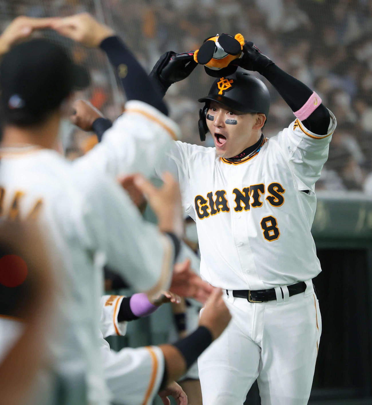 巨人対ソフトバンク　5回裏巨人無死、左中間ソロ本塁打で生還し、ベンチナインに迎えられながら丸ポーズを決める丸（撮影・河田真司）