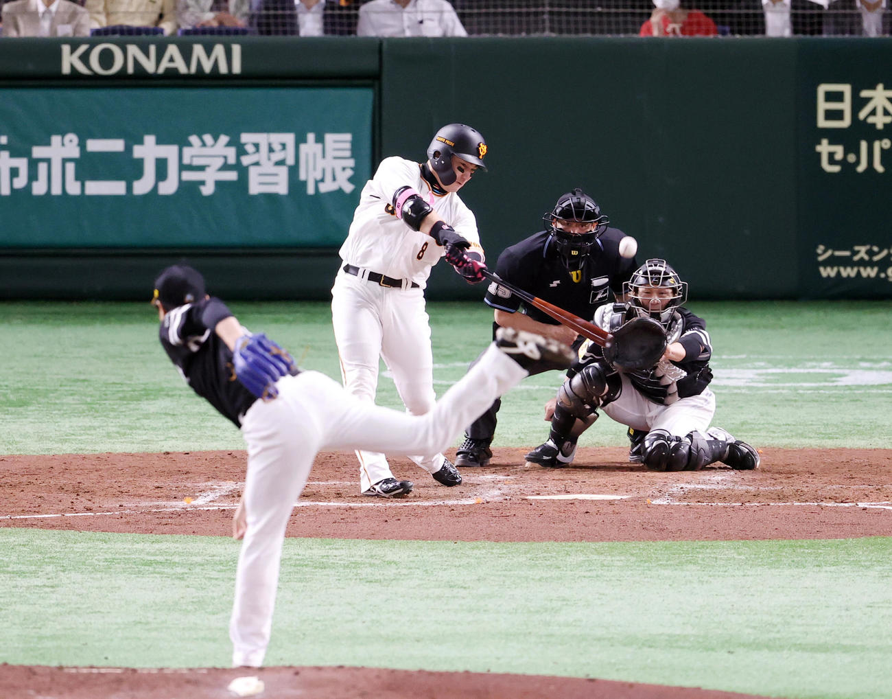 巨人対ソフトバンク　5回裏巨人無死、この日2本目となるソロ本塁打を放つ丸。投手松本（撮影・狩俣裕三）