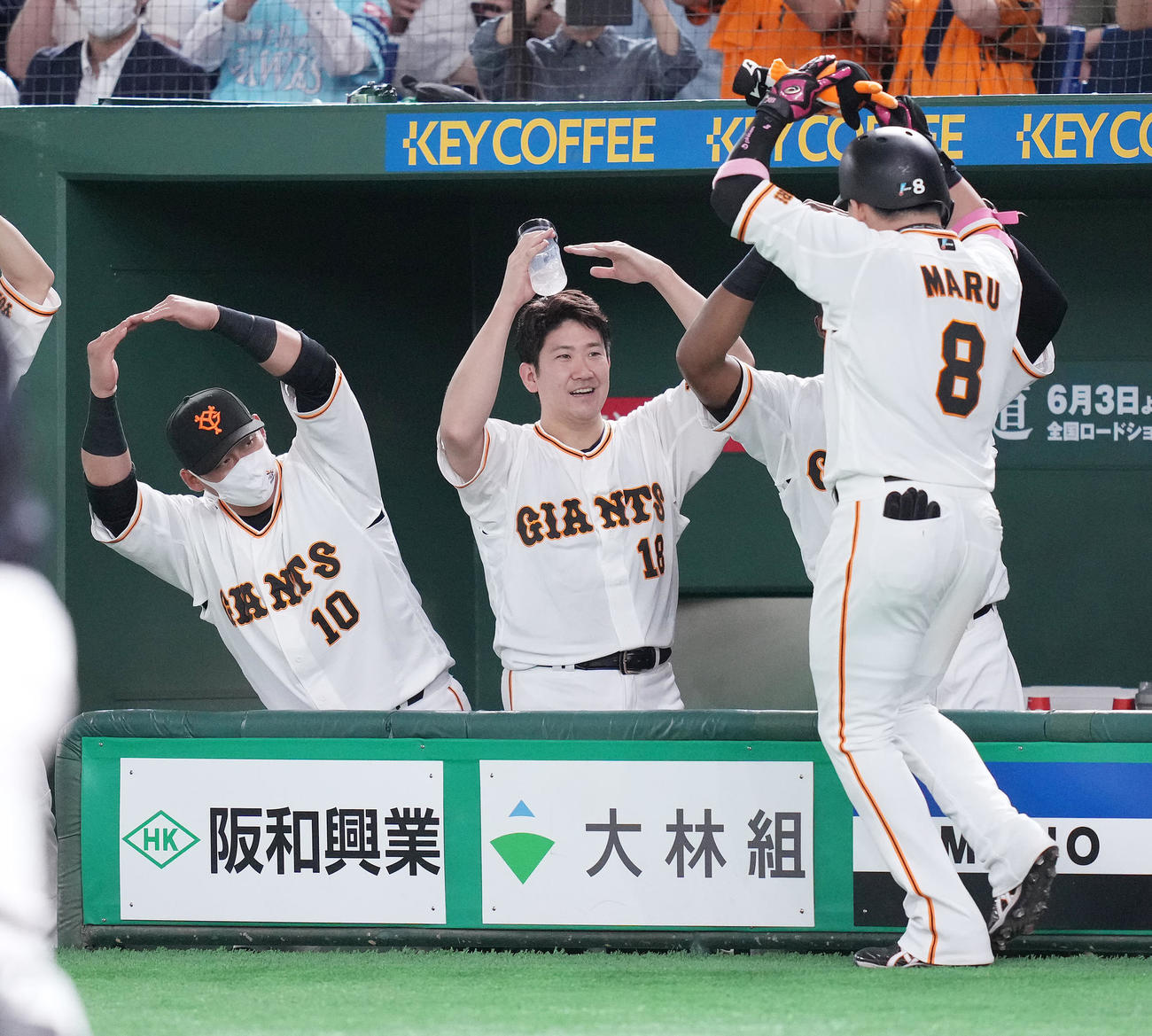 巨人対ソフトバンク　5回裏巨人無死、左中間にソロ本塁打を放った丸（右）を丸ポーズで迎える菅野（中央）（撮影・鈴木みどり）