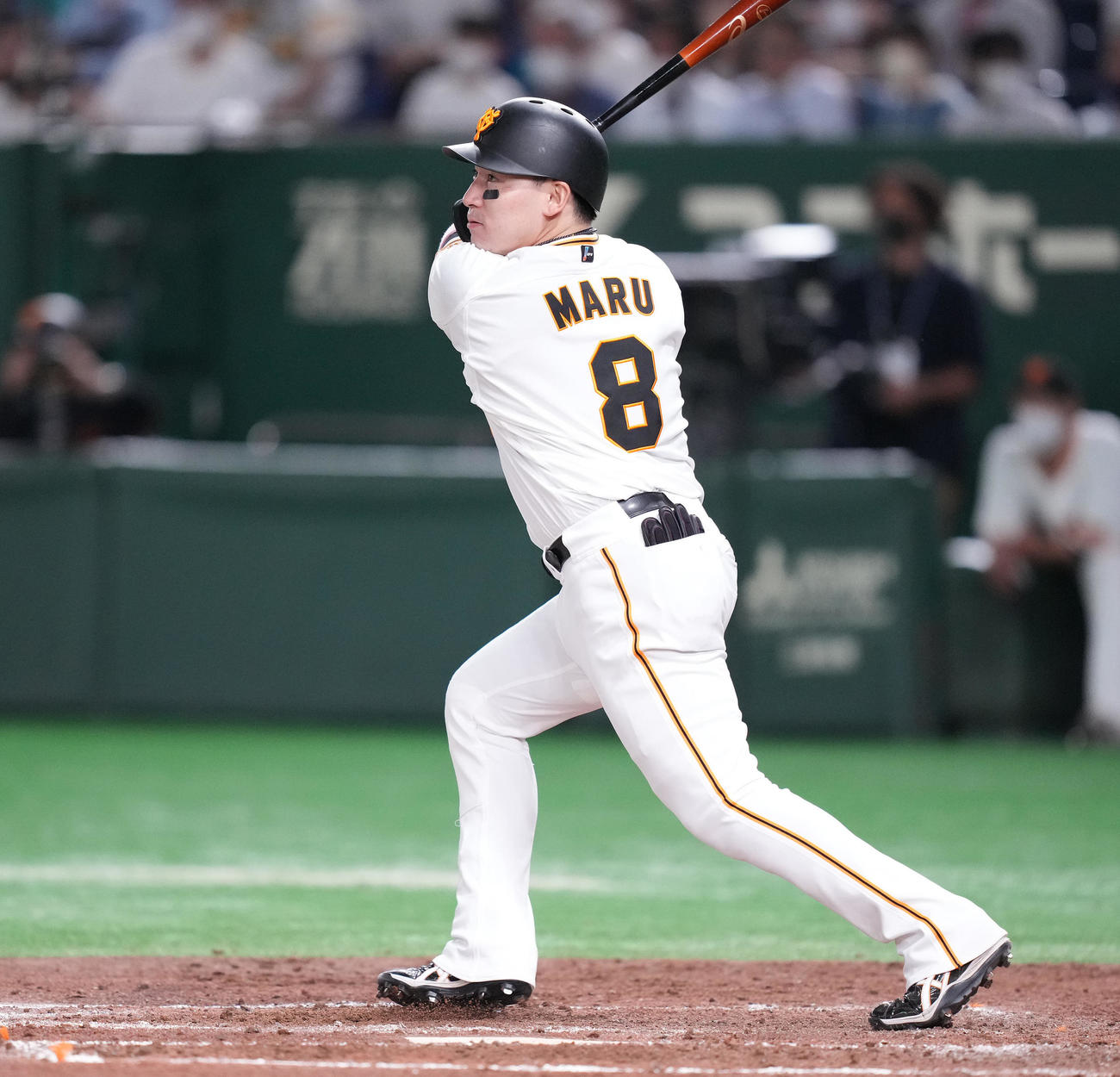 巨人対ソフトバンク　5回裏巨人無死、左中間にソロ本塁打を放つ丸（撮影・鈴木みどり）