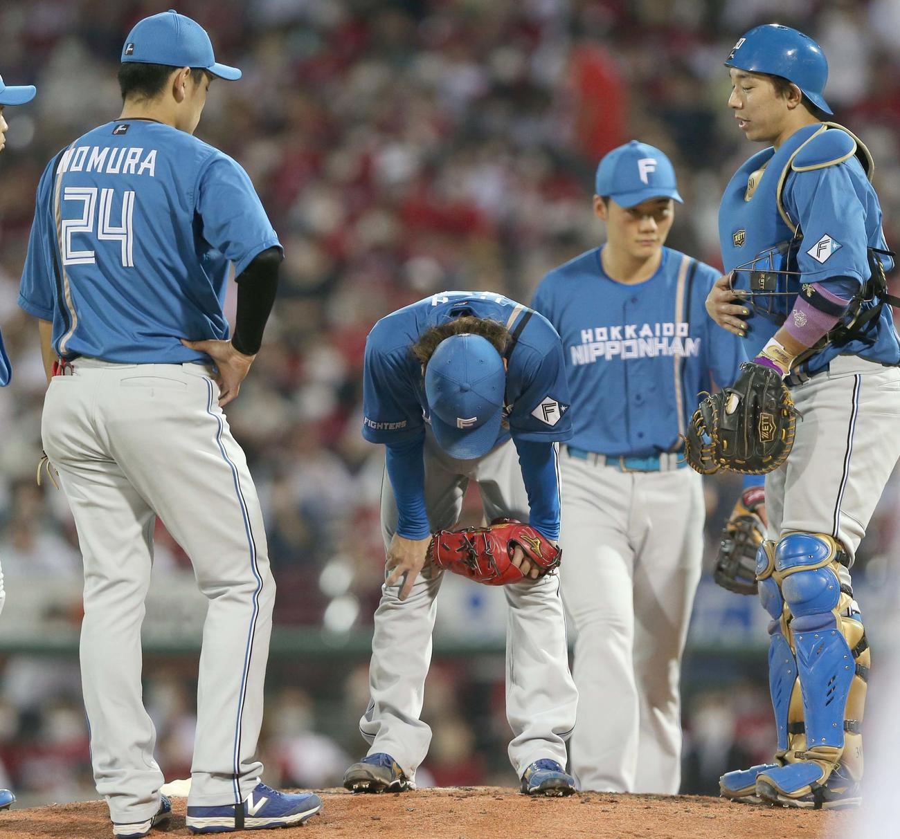 広島対日本ハム　5回途中降板の伊藤大海はマウンドで肩を落とす（撮影・黒川智章）