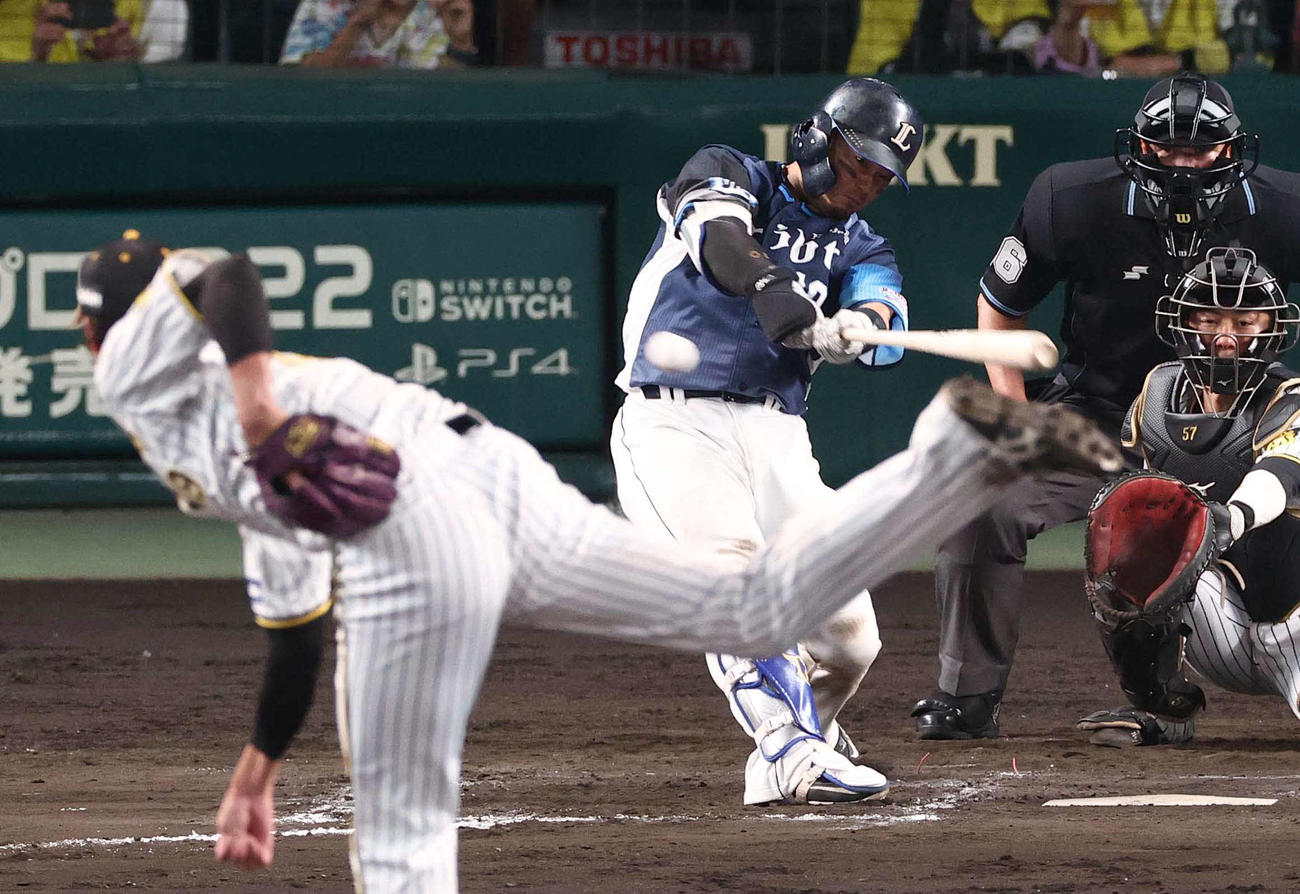 阪神対西武　8回表西武2死、藤浪（手前）から右翼線二塁打を放つ森（撮影・上田博志）