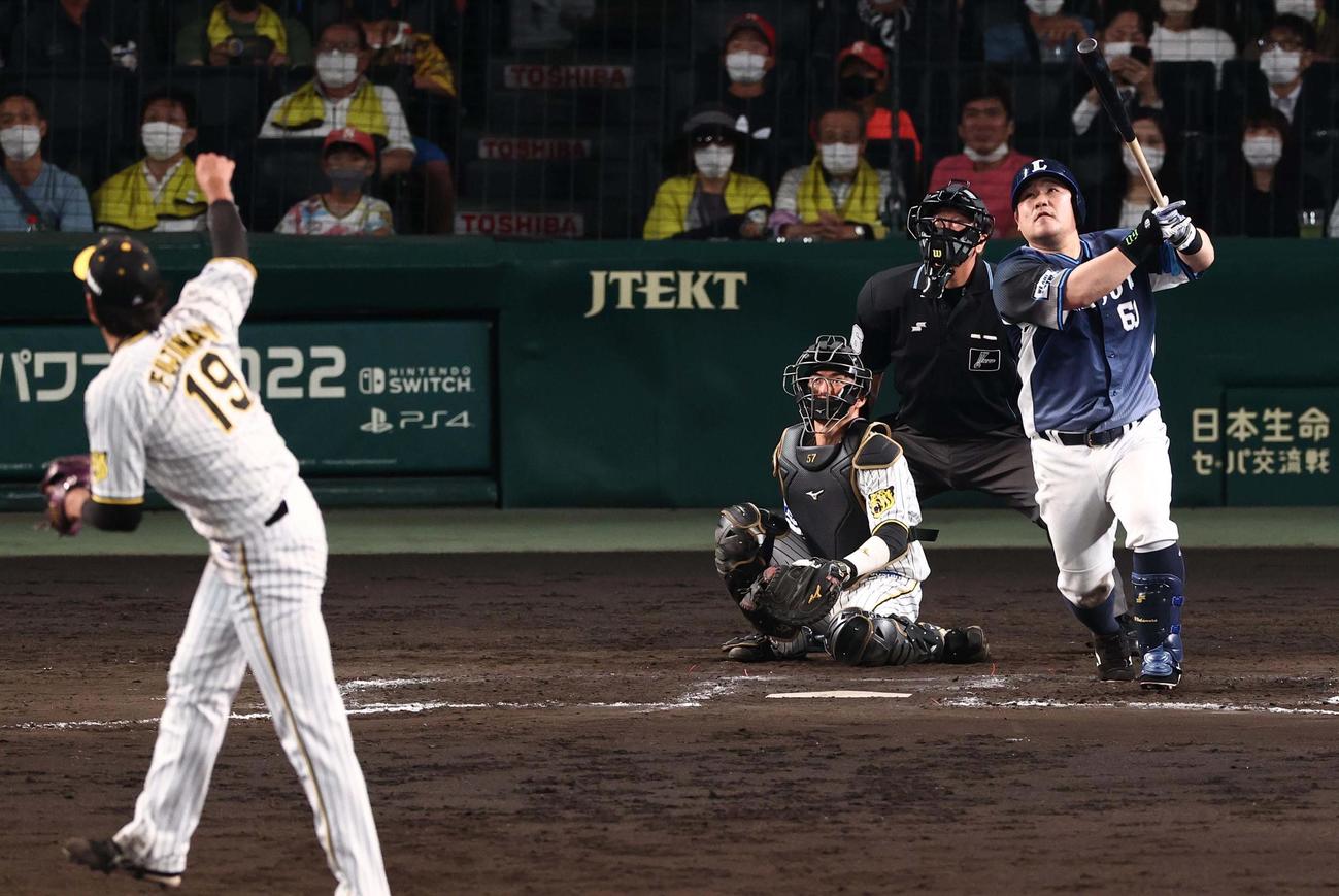 阪神対西武　8回表西武2死二塁、阪神藤浪と対戦した中村は右飛に倒れる（撮影・上田博志）