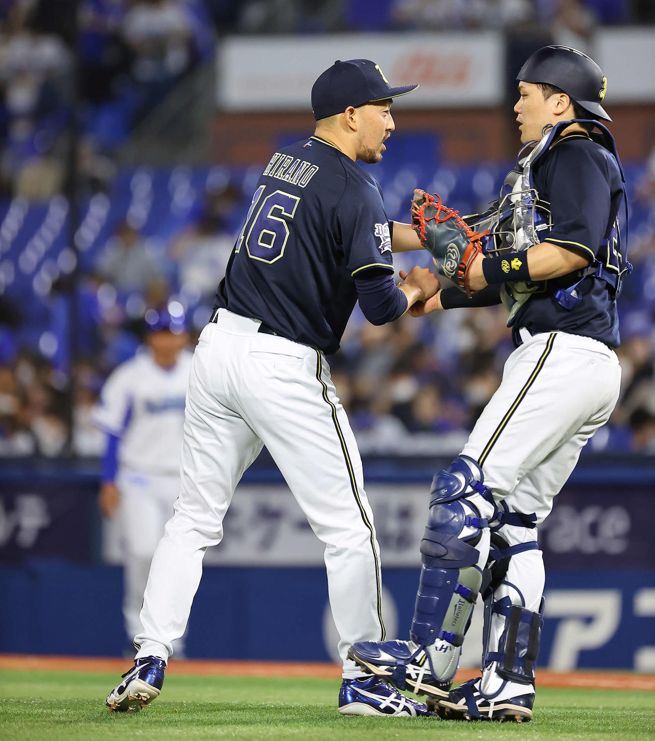 DeNA対オリックス　9回裏DeNA2死、牧を三振に仕留め勝利した平野（左）は伏見とがっちり握手を交わす（撮影・垰建太）